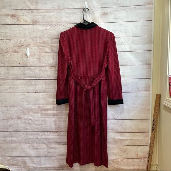 VINTAGE PLAZA SOUTH RED CHECK MIDI DRESS WITH VELVET COLLAR AND CUFFS - Picture 5 of 8